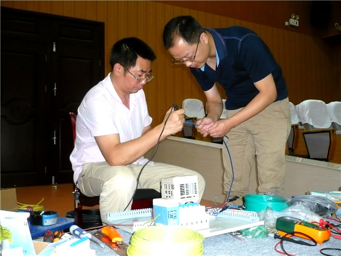 杨波平带领革新团队购进十多种电器材料,自己动手焊接,改造升级,终于成功实现空调温控.jpg 杨波平带领革新团队购进十多种电器材料,自己动手焊接,改造升级,终于成功实现空调温控.jpg