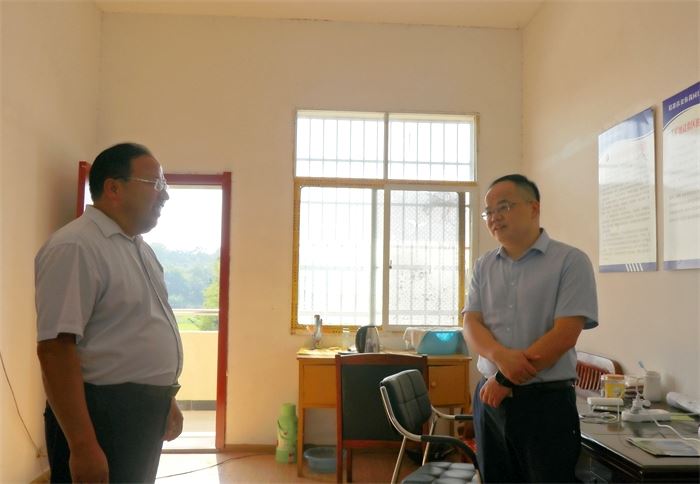 大冶法院党组书记、院长陈敬涛赴还地桥镇南石村调研指导乡村振兴工作 (1).jpg