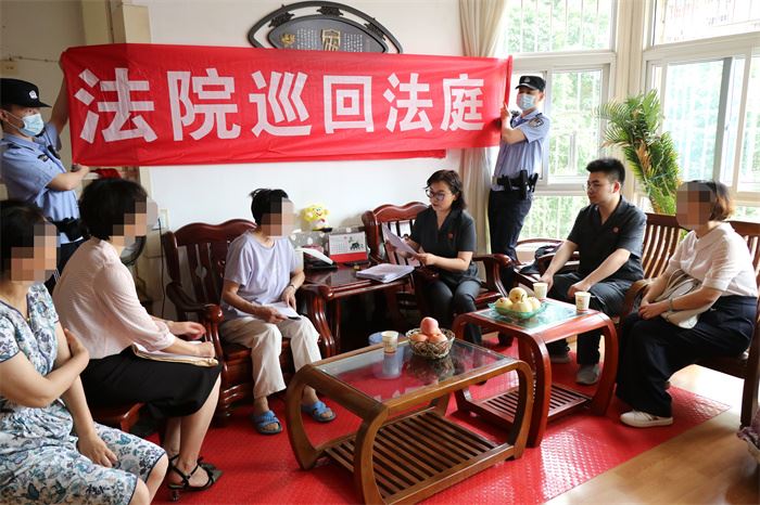 6月11日，大冶法院东岳路人民法庭在原告家中巡回审理了一起法定继承纠纷案，经过东岳路法庭负责人黄爱华1个多小时的庭前调解，终于在端午节前夕促成八旬老太与五子女达成调解协议，有效维护了老年人的合法权益，促进了家庭和睦。 (1).jpg