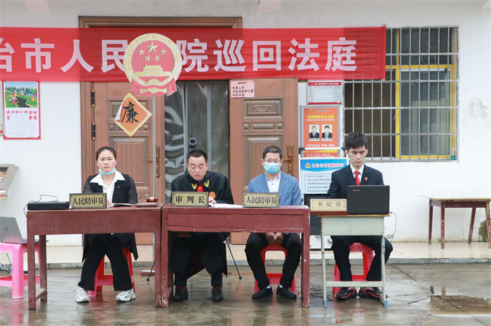 法官正依法审理.jpg