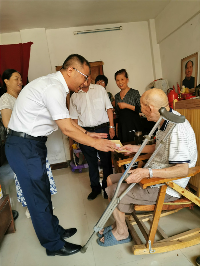 王军院长节前上门慰问老战士、老同志 (1).jpg