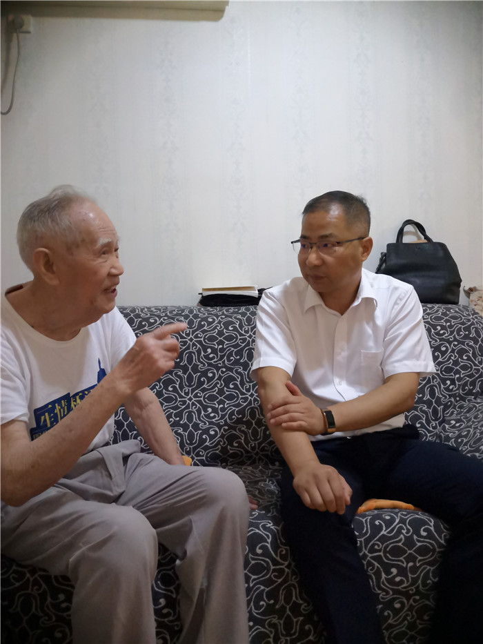 王军院长节前上门慰问老战士、老同志 (4).jpg
