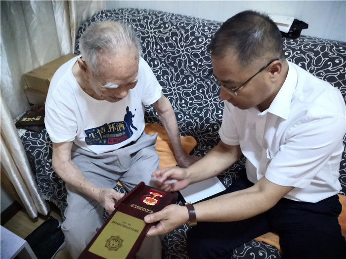 王军院长节前上门慰问老战士、老同志 (3).jpg