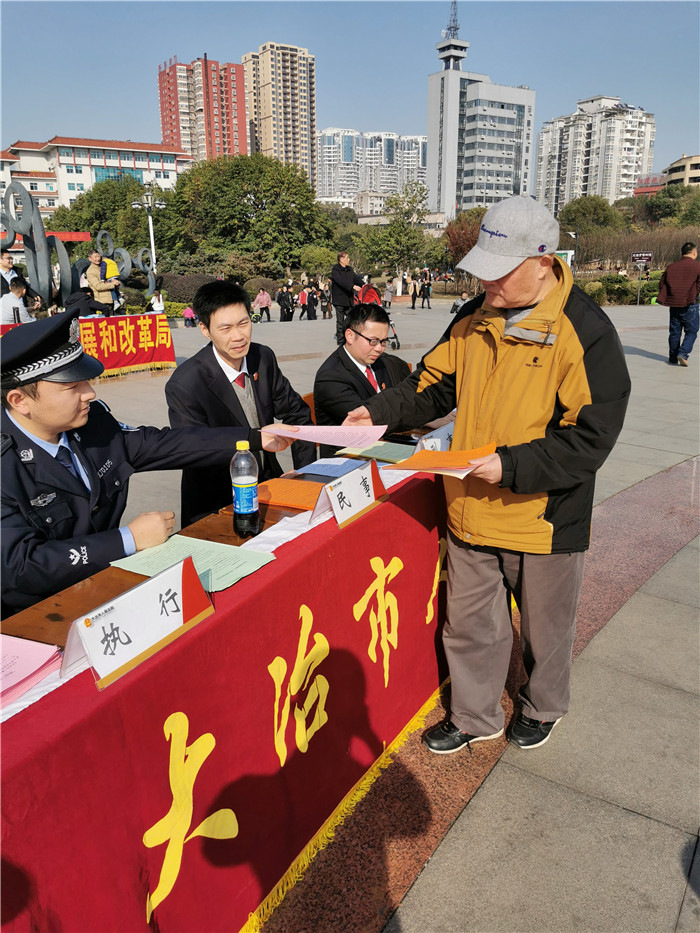 分发资料给群众.jpg