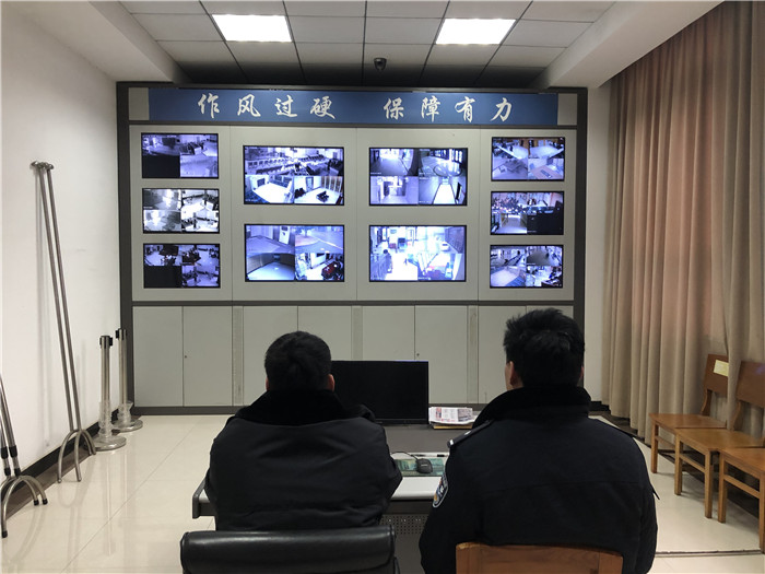 监控室内法警实时监控法院安全.jpg