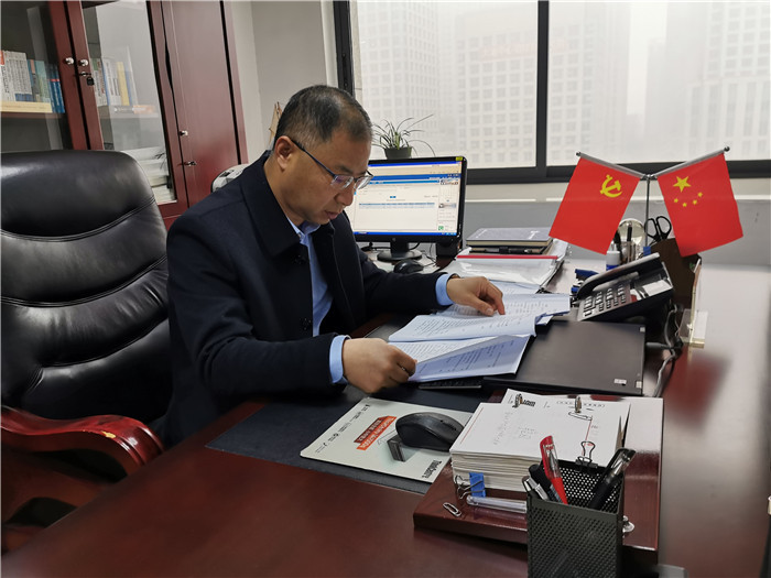 党组书记院长王军伏案工作.jpg