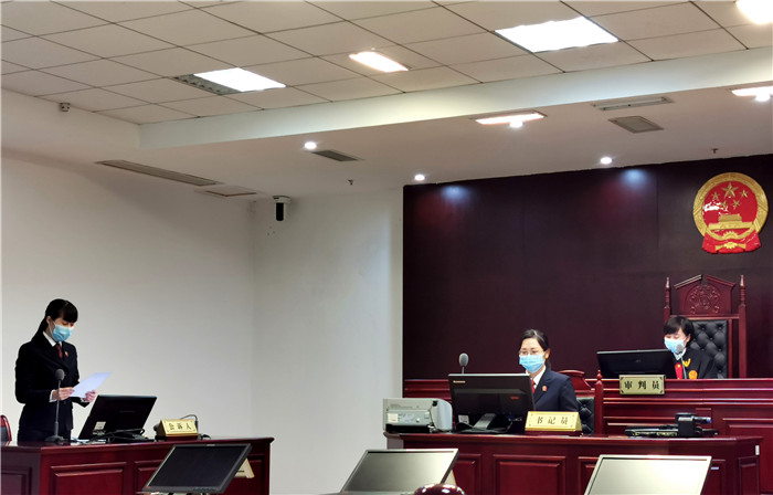 公诉人念起诉书.jpg