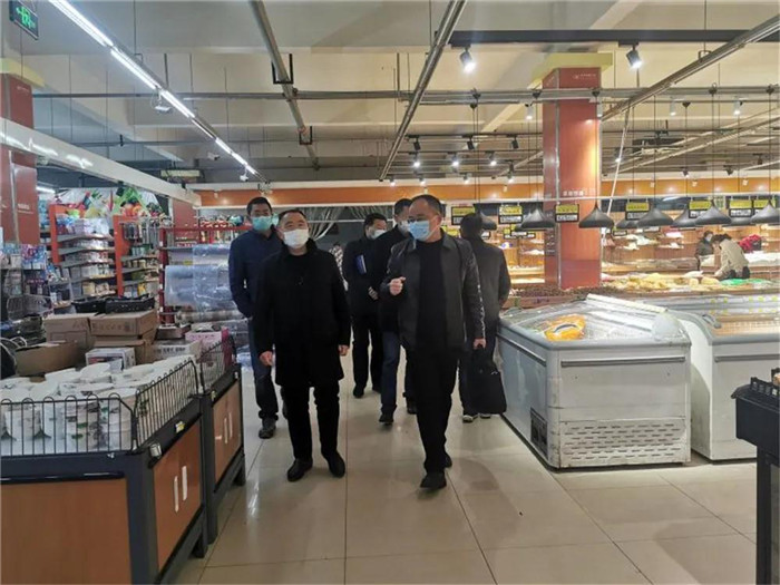 陈敬涛院长（右一）在金牛镇名人商业广场.jpg
