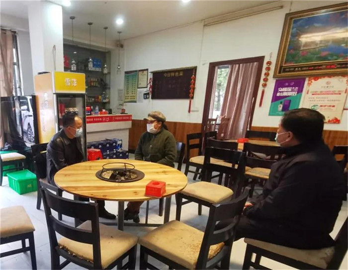 陈敬涛院长（左一）在华府湘菜馆.jpg