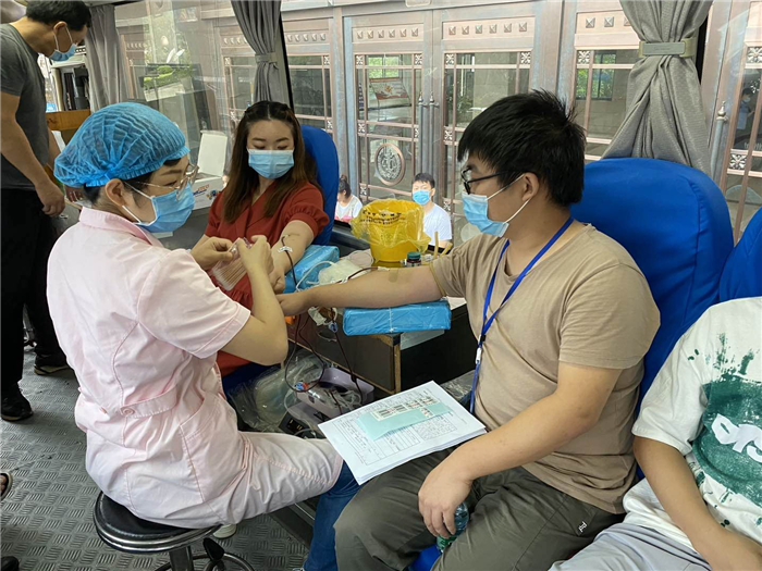 热血浓情，传递爱心——大冶法院组织无偿献血活动 (2).jpg
