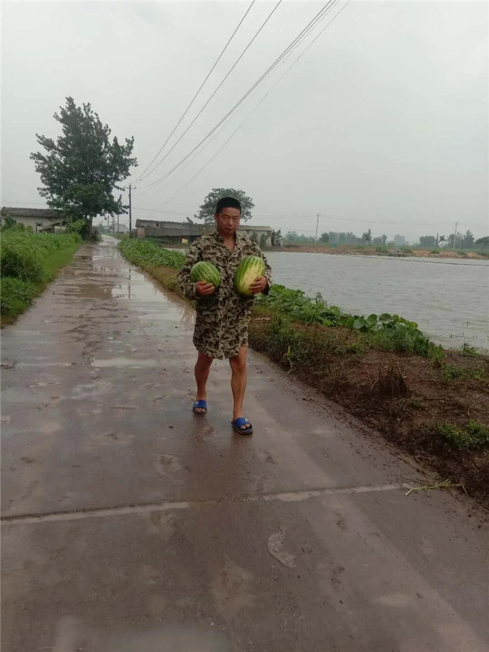 村民送来大西瓜.jpg