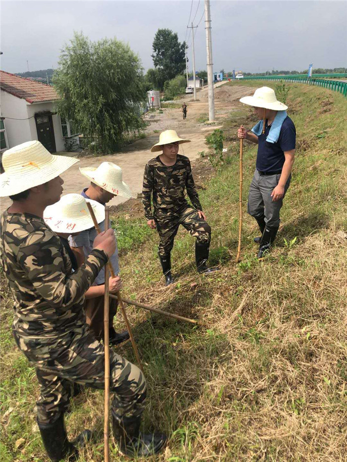 烈日和暴雨下固守民垸大堤 (2).jpg