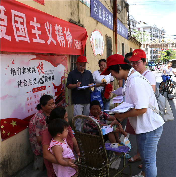 走村入户倡导文明  街头巷尾宣传创建.jpg