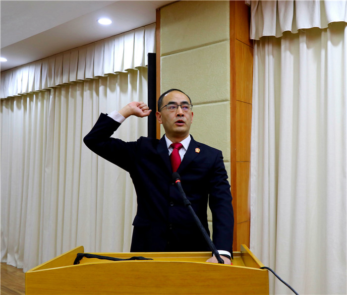 大冶法院党组成员、副院长曹玉晖领誓.jpg