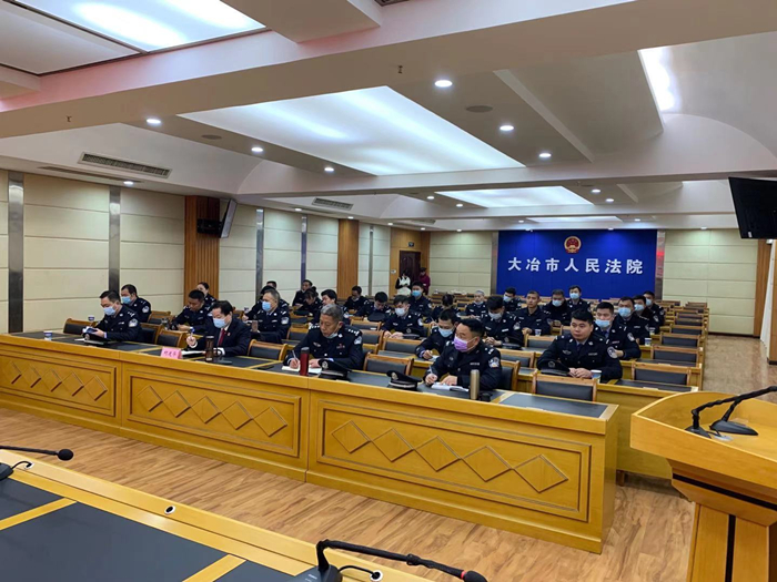 12月26日上午，大冶法院司法警察大队组织全体法警、司法警务辅助人员参加了最高人民法院举办的第三期全国法院司法警察规范执法行为视频培训，党组成员、执行局长柯建华参加培训会议。 (1).jpg