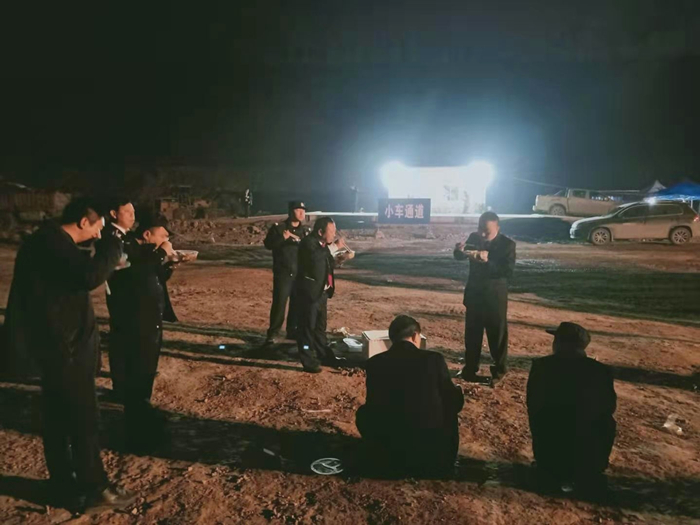 大冶法院执行干警7天扣押设备30多台拆挖废钢500余吨 (8).jpg
