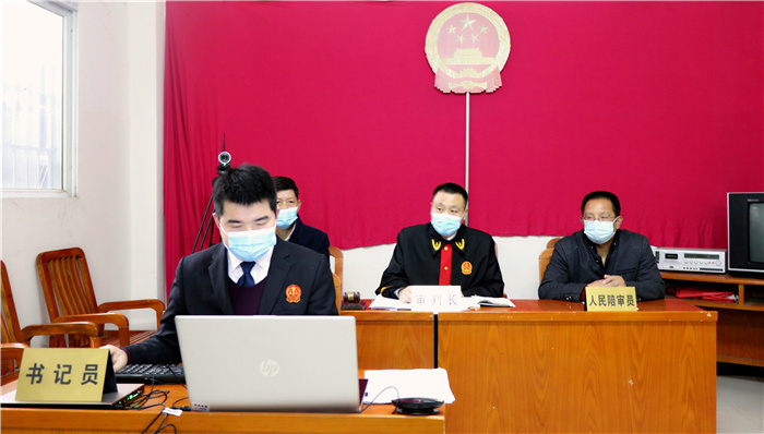 湖北省大冶法院4月12日投稿--《巡回审判进乡村　以案普法零距离》 (3).jpg