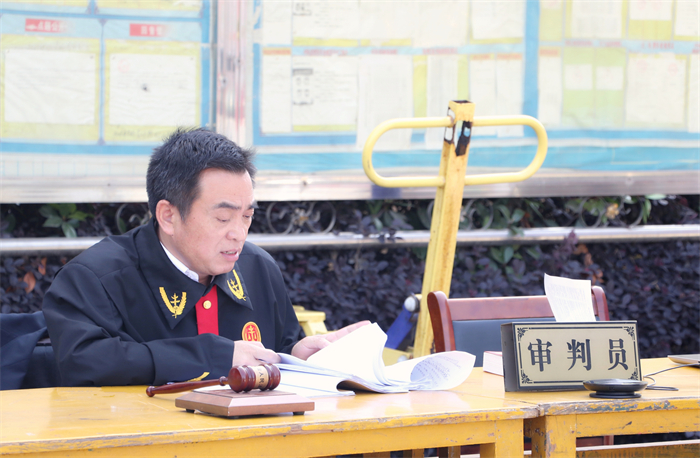 金牛法庭巡回审判婆媳分割赔偿款一案 (2).jpg