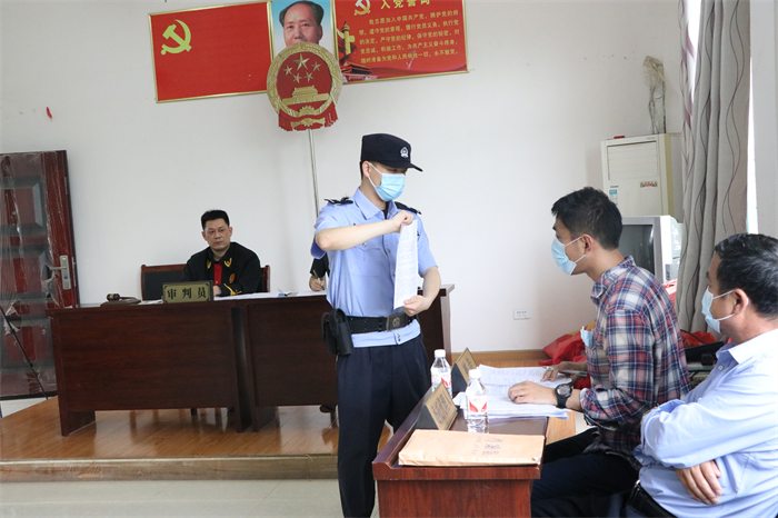 暖心开庭进农村 现场咨询受好评 (3).jpg